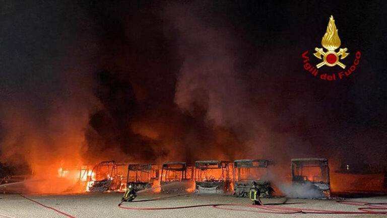 Otto bus in fiamme nella notte a Piazzola sul Brenta