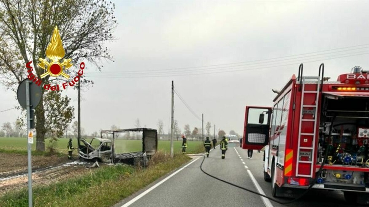 Muore lanciandosi da un furgone in fiamme