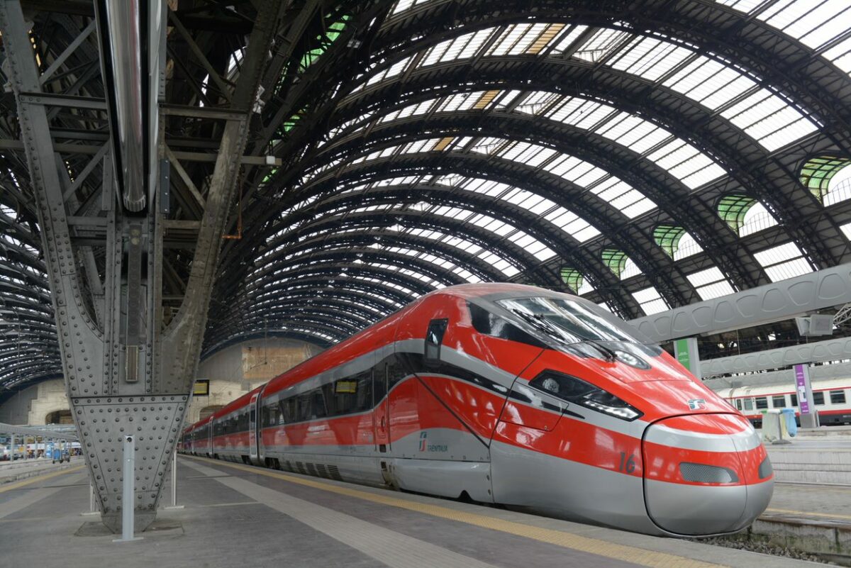 Frecciarossa Di Trenitalia Sulla Linea Parigi-Lione-Milano