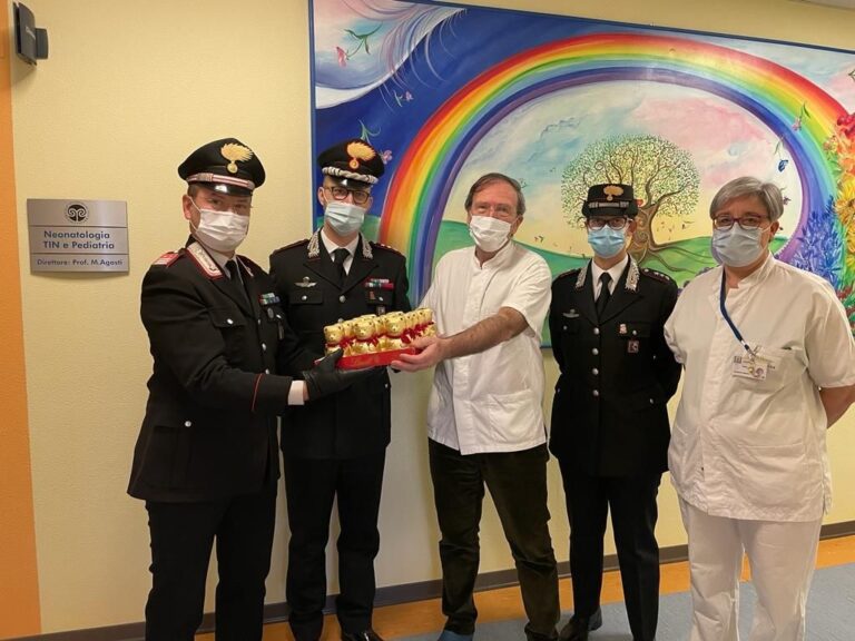 I Carabinieri di Varese donano dolci ai bambini dell'ospedale