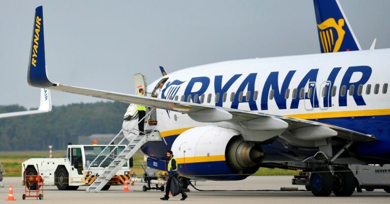 Ryanair apre una nuova base a Reggio Calabria. Reggio Calabria, 23 gennaio 2024 - Ryanair, la compagnia aerea low-cost leader in Europa, ha annunciato oggi l'apertura di una nuova base all'Aeroporto di Reggio Calabria