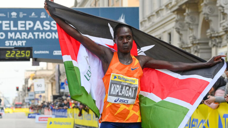 il keniano Titus Kipruto vince la Milano Marathon