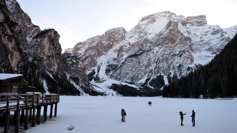 Ghiaccio si rompe e otto turisti cadono nelle acque gelide del lago di Braies