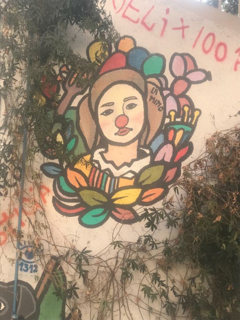 Murale a "La Mimo", una artista di strada morta nella rivolta sociale dell'Estadillo (2019).