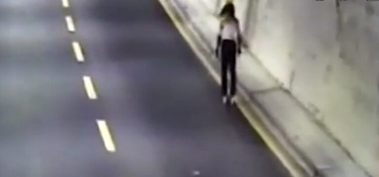 video ragazza con i pattini in autostrada