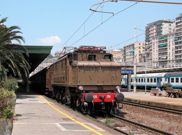 Treni, sulla Bergamo - Milano torna la locomotiva E626.294