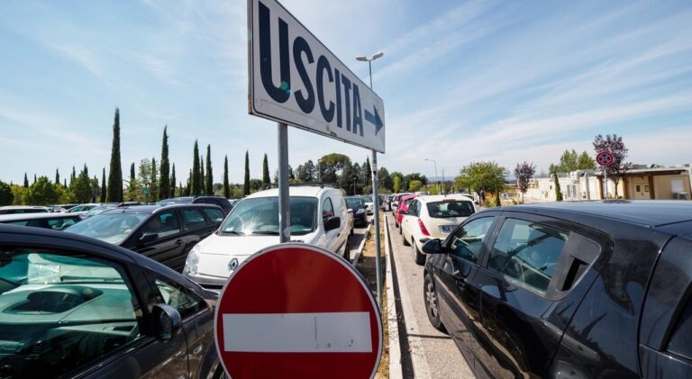 Donna truffata per 30mila euro nel parcheggio del supermercato