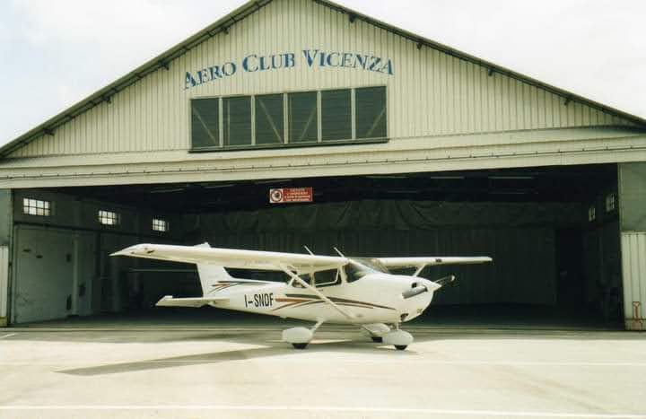 l'Hangar dello storico Aero Club di Vicenza