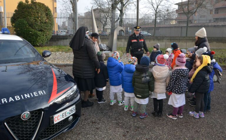 Carabinieri che offrono un letto al caldo per la notte a due sventurati