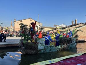 Comacchio festeggia uno strepitoso carnevale sull'acqua