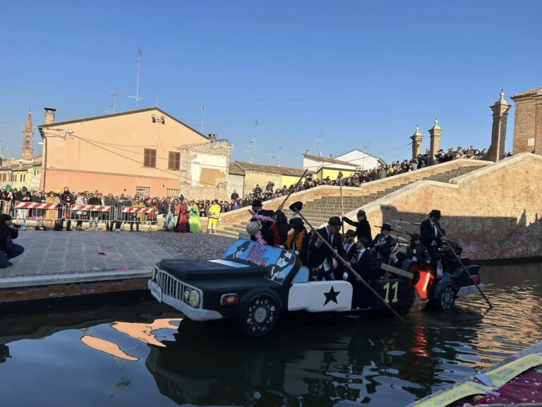 Comacchio festeggia uno strepitoso carnevale sull'acqua