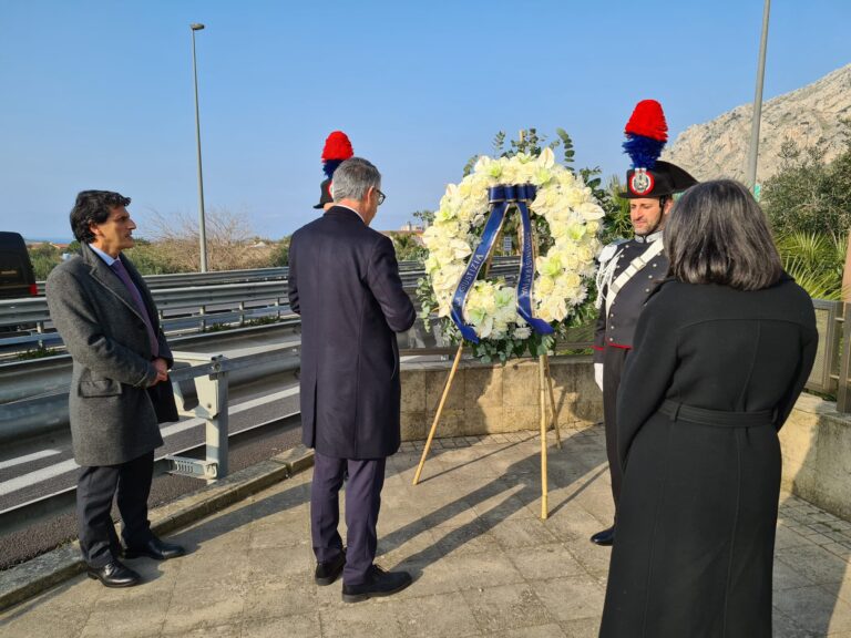 Il Presidente del Consiglio di Stato Luigi Maruotti rende omaggio alla memoria dei giudici Giovanni Falcone e Paolo Borsellino.