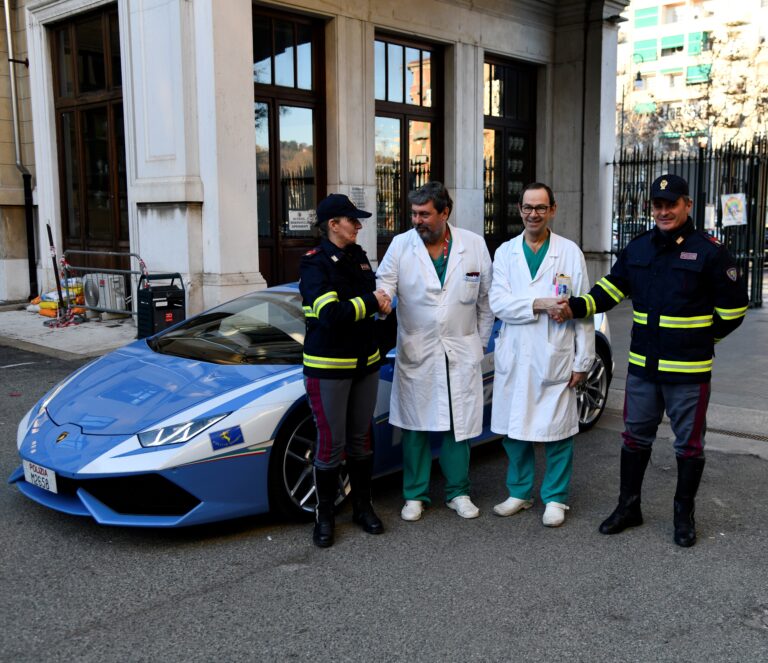 Lamborghini Huracan della Polizia per il trasporto di un rene