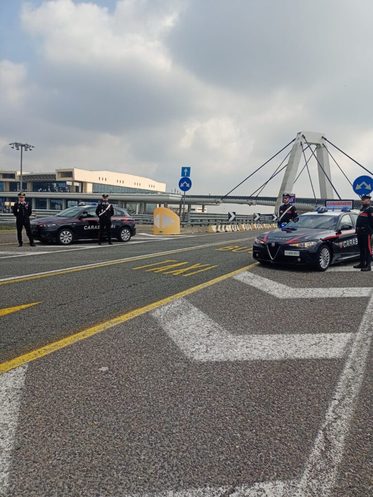 Una delle ultime operazioni il 16 marzo, e ne avevamo scritto Malpensa, Daspo, non una misura episodica come accaduto in altri casi, l’intervento diventa di gruppo. Malpensa. I recenti casi di aggressione al personale aeroportuale hanno dato la spinta finale ad una misura che e’ già stata applicata a singoli casi. Oggi a Malpensa sembrerebbe dalle indiscrezioni che circolano in aeroporto, ci sia stato un intervento massiccio e pesante: La Polaria si e’ mossa alla grande assieme ai Carabinieri: Fare le pulizie e’ pesante, e ancora di piu’ se i “dormienti” lanciano bestemmie e frasi sconvenienti verso le signore/signorine.