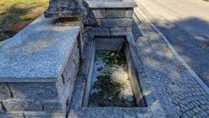 Siccità a Premia (VB) fontana senz'acqua anche al parco bimbi