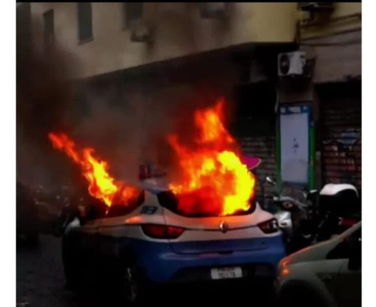 Volante in fiamme e vera guerriglia a Napoli