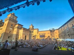 Ferrara, Yoga Radio Bruno da record con sold out in piazza