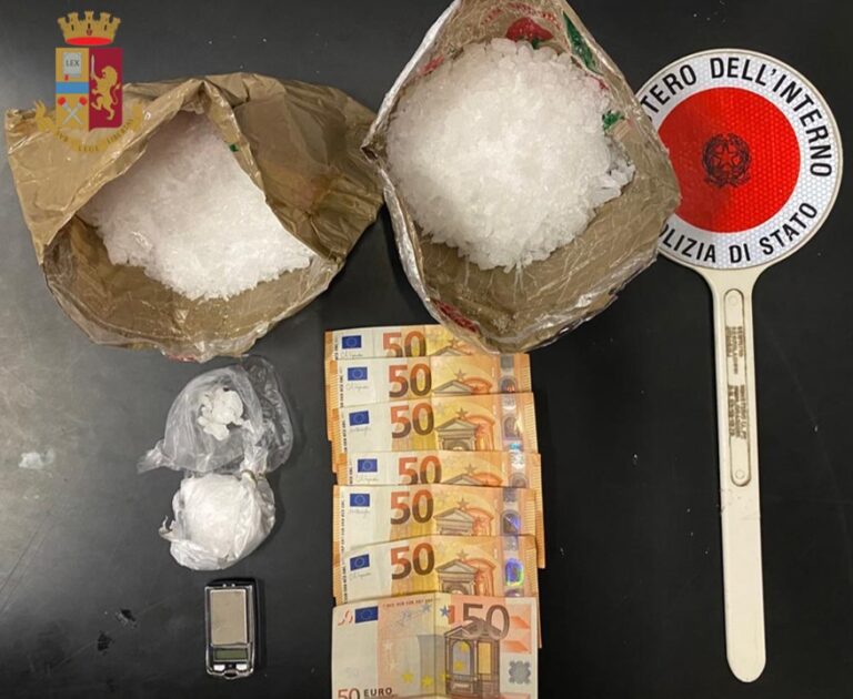 Droga, cinque persone in arresto a Milano