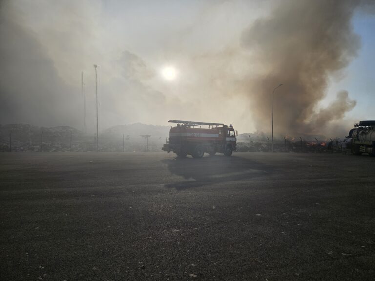 Imponente incendio a Valona, discarica avvolta da fumo e fiamme