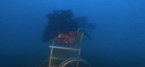 Soverato: carabiniere esperto subacqueo recupera la carrozzina