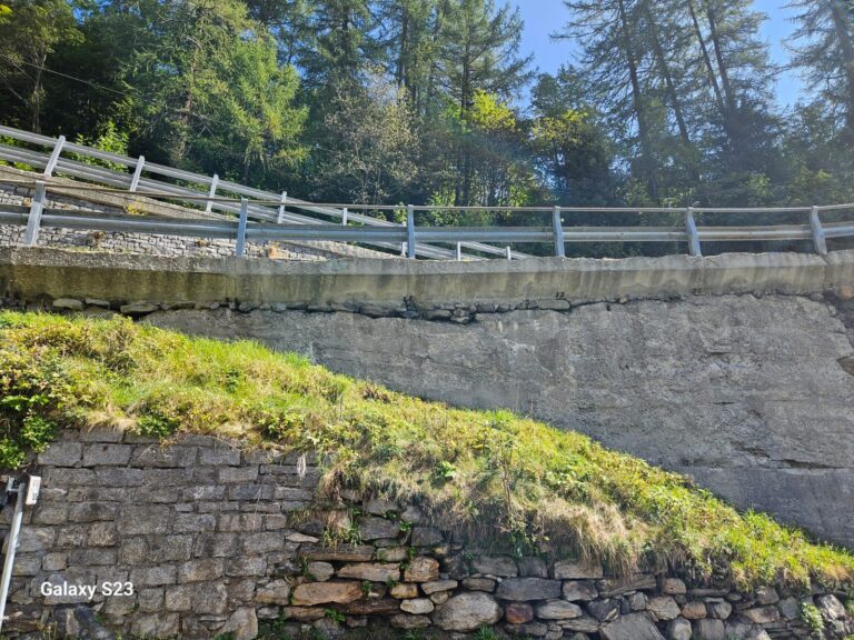 Il pericolo della strada che porta a Riale, comune di Formazza