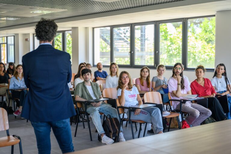 Perito balistico: figura trascurata in Italia, ma fondamentale per la giustizia Perito balistico. In Italia, dove i reati sono aumentati del 12,8%, c'è sempre più bisogno di periti balistici.