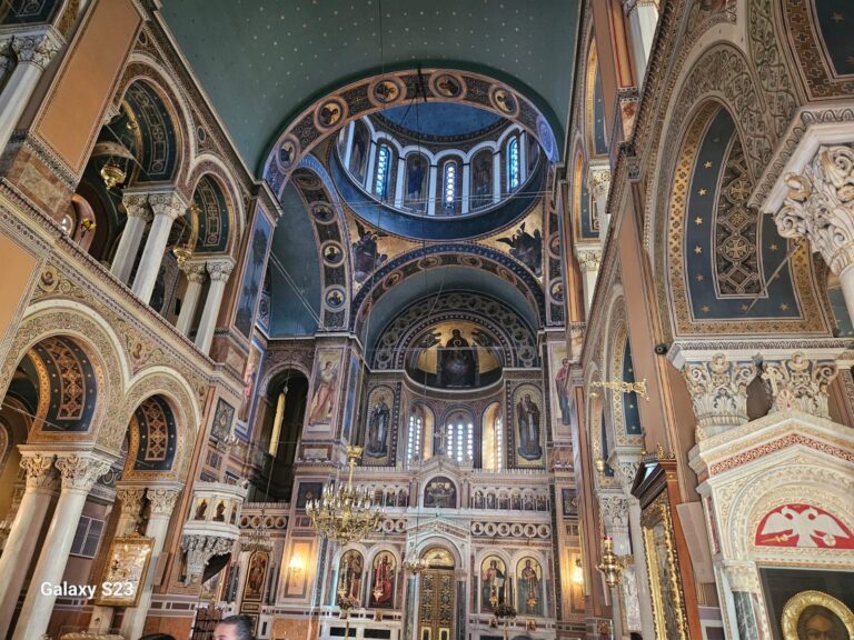 Cattedrale di Atene. La Cattedrale di Atene, dedicata alla Dormizione della Vergine Maria, è il principale luogo di culto della Chiesa ortodossa greca in Grecia.