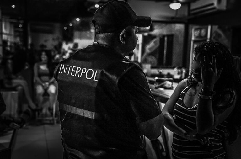 I gruppi criminali organizzati approfittano delle persone più vulnerabili, l'allarme arriva anche dall'Interpol. La tratta di esseri umani e il traffico di migranti