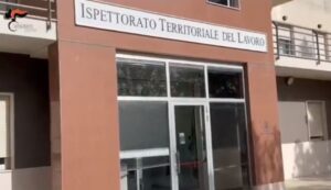 Arma dei Carabinieri smantella organizzazione che sfruttava manodopera straniera in agricolturaDieci arresti nell'area Metapontina