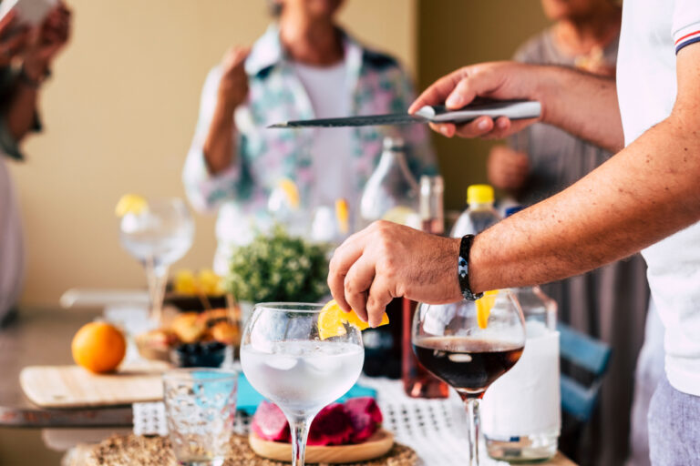 Che bella idea celebrare l'Happy Hour Day preparando cocktail a casa!