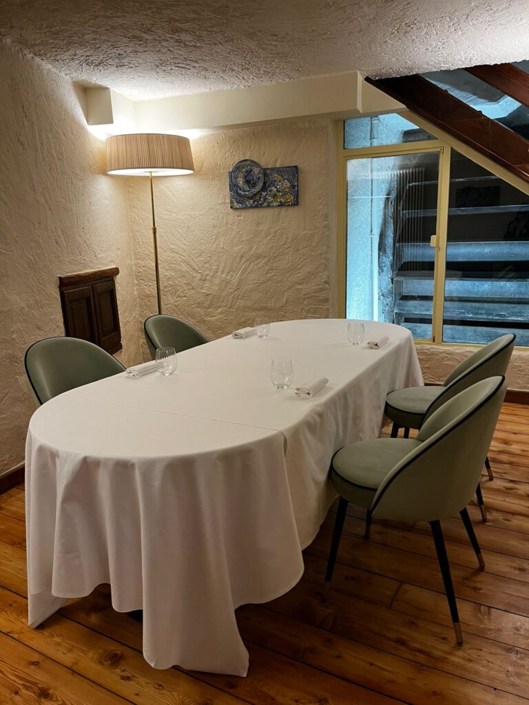 Maira Meneghin rifà il look al "vecchio ristoro" di Aosta