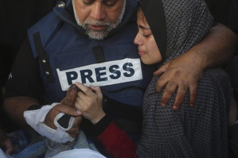Wael Dahdouh di Al Jazeera piange il quinto membro della sua famiglia.