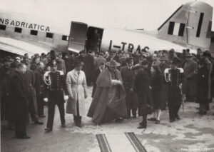 Il cardinale Adeodato Piazza appena sceso da un velivolo della Transadriatica. 1948