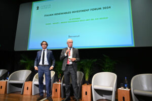 In aumento gli investimenti nelle rinnovabili anche nel 2024, ma l’attuale quadro normativo frena la crescita