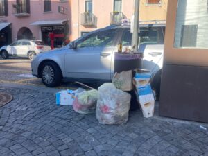 il degrado in piazza alla mattina di Natale