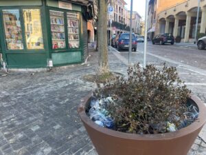 il degrado in piazza alla mattina di Natale