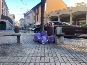 il degrado in piazza alla mattina di Natale